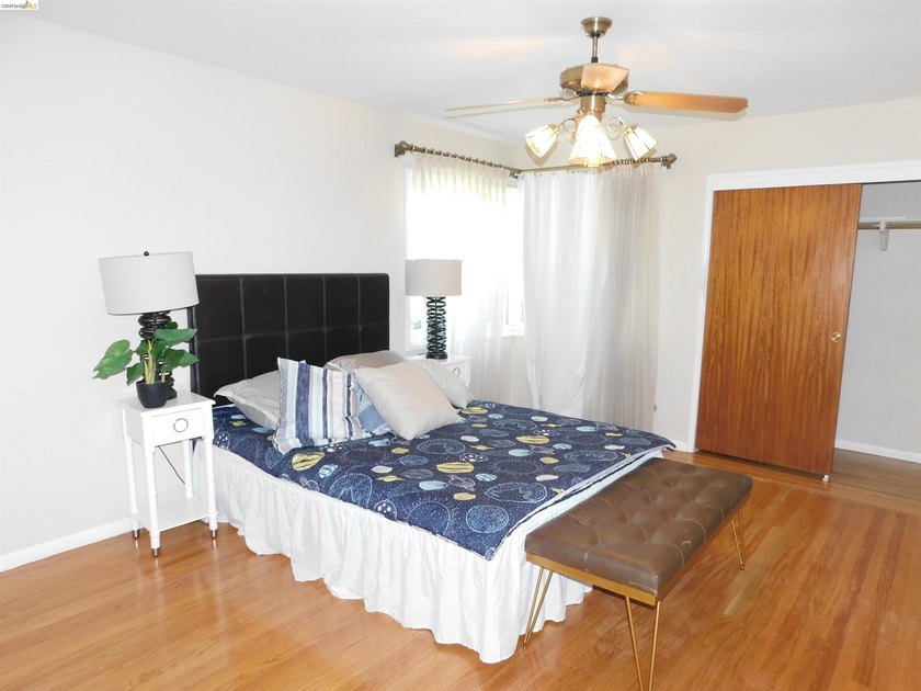 WOW! MORE than 2800 sq/ft of the living area, Spacious tri-level - photo 12