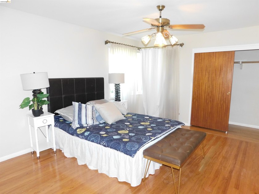 WOW! MORE than 2800 sq/ft of the living area, Spacious tri-level - photo 15