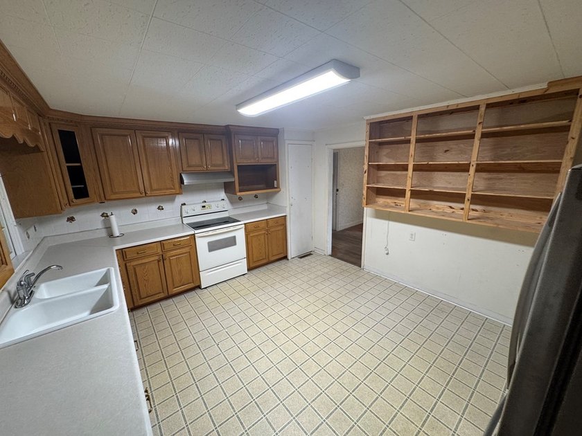 Excellent investment opportunity featuring a 6-bedroom, 3-bath - photo 15