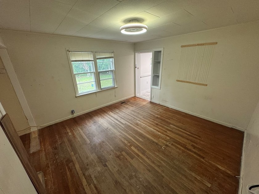 Excellent investment opportunity featuring a 6-bedroom, 3-bath - photo 22