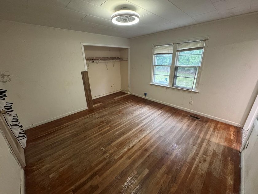 Excellent investment opportunity featuring a 6-bedroom, 3-bath - photo 23