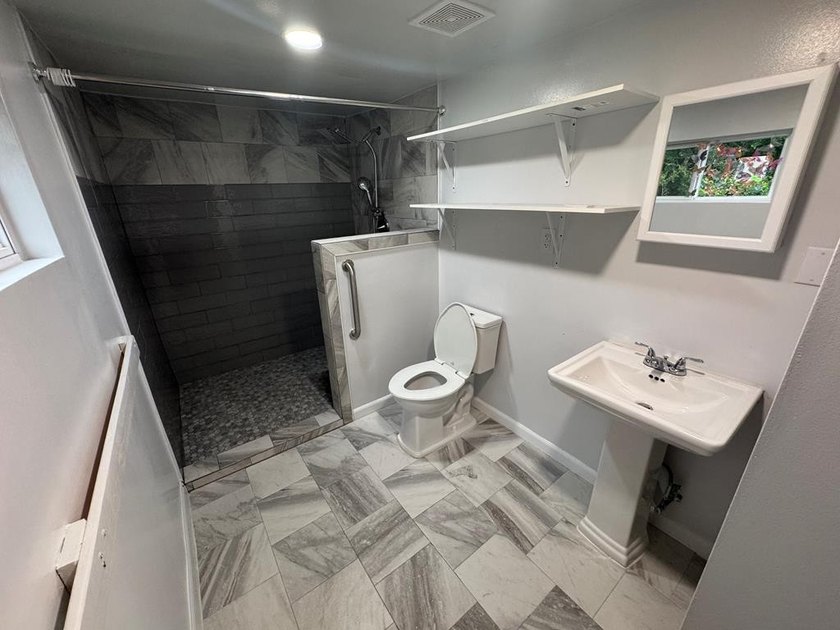 Excellent investment opportunity featuring a 6-bedroom, 3-bath - photo 24