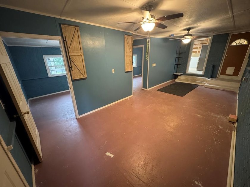 Excellent investment opportunity featuring a 6-bedroom, 3-bath - photo 34