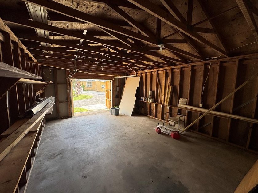 Excellent investment opportunity featuring a 6-bedroom, 3-bath - photo 42
