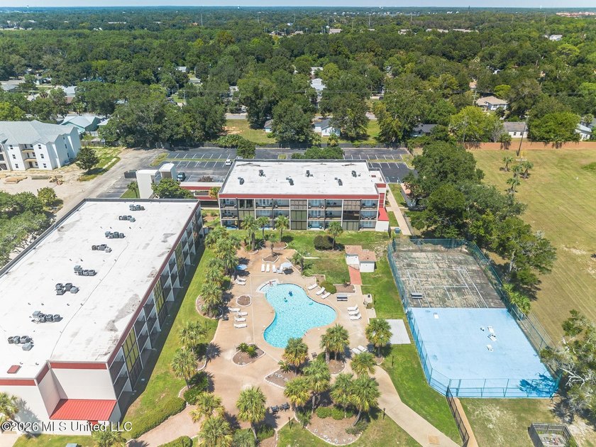 Beautiful condo in the heart of Biloxi just a short walk to the - photo 3