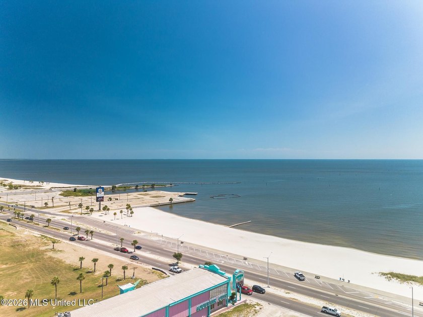 Beautiful condo in the heart of Biloxi just a short walk to the - photo 5