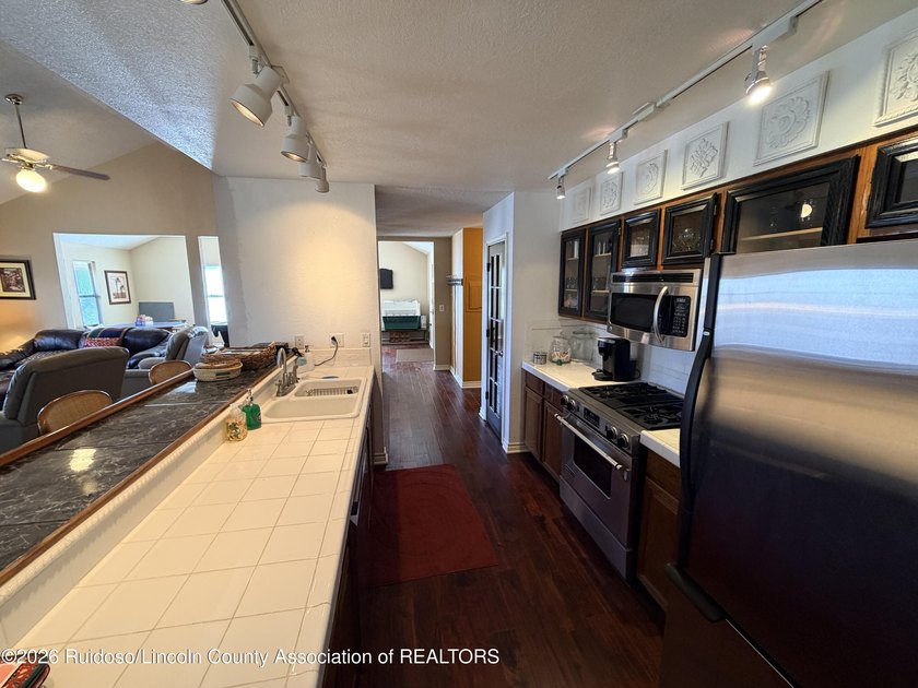 GREAT VIEWS WITH THIS MOUNTAIN STYLE HOME! Escape to this - photo 17