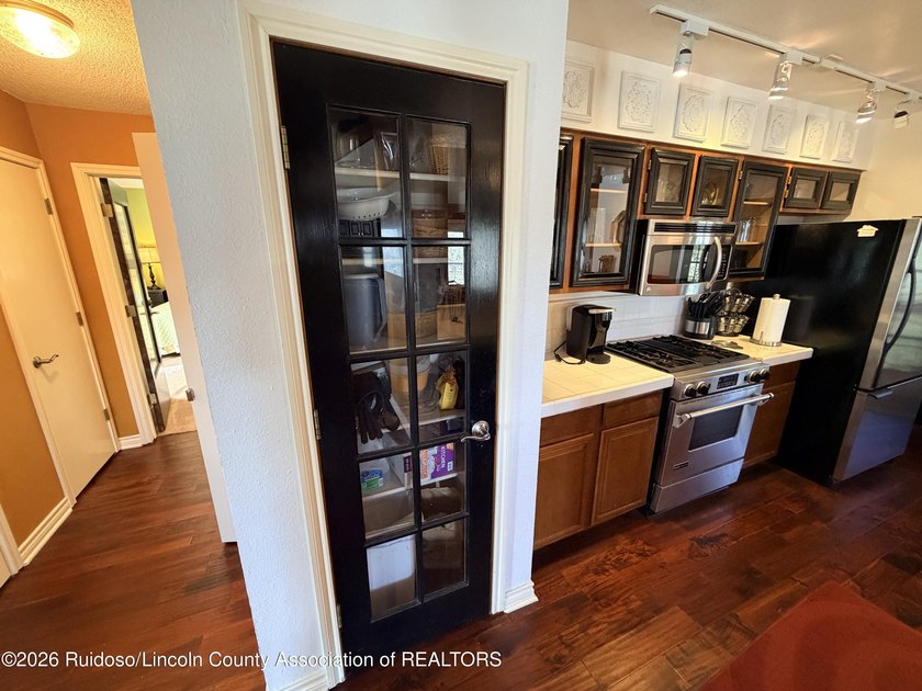 GREAT VIEWS WITH THIS MOUNTAIN STYLE HOME! Escape to this - photo 19