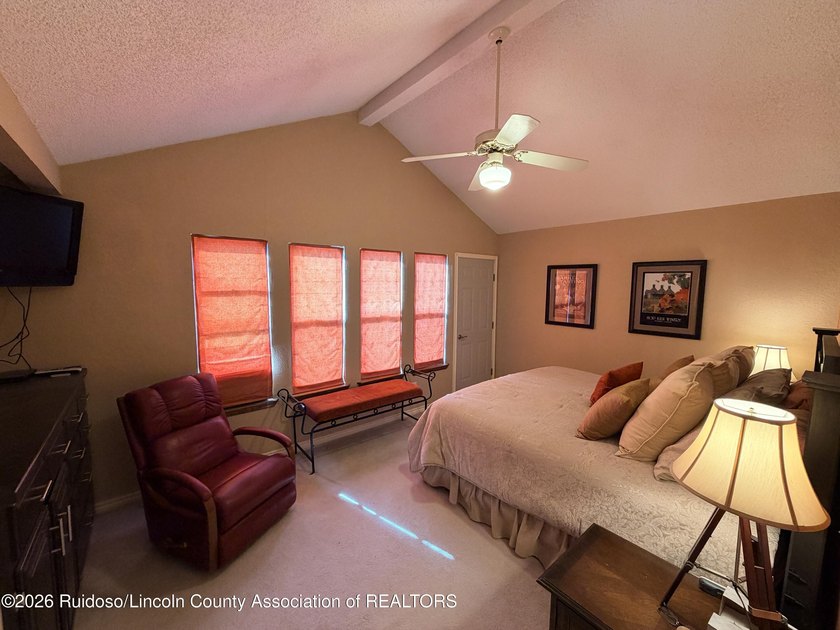 GREAT VIEWS WITH THIS MOUNTAIN STYLE HOME! Escape to this - photo 22