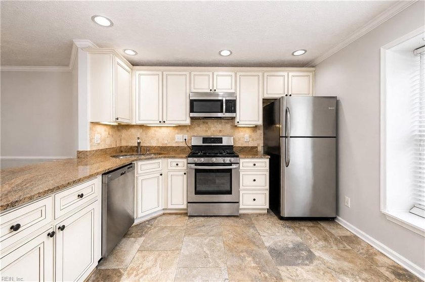 Bright and cheerful, this two bed, two- and one-half bath - photo 8