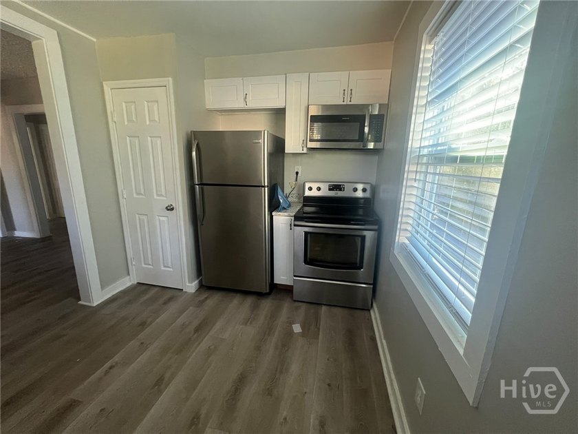 Discover this versatile duplex offering two separate units - photo 3