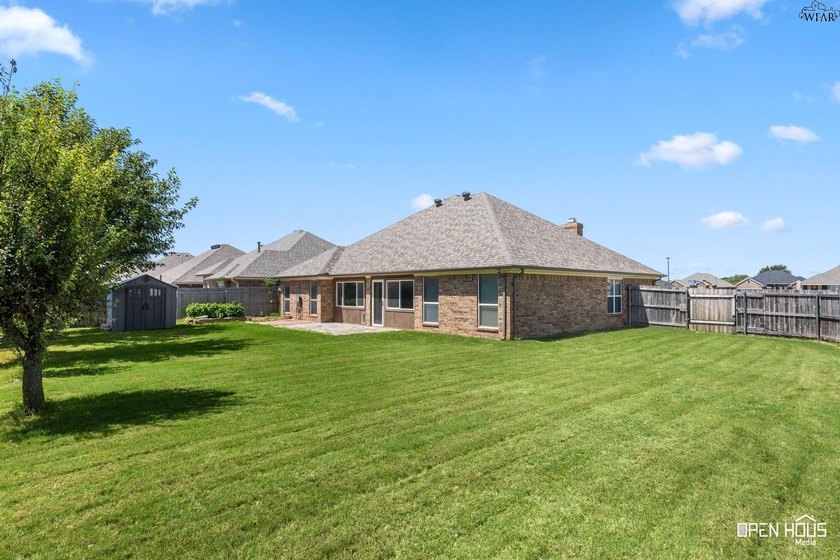 Beautiful 3-bedroom, 2-bath, 2-car garage home featuring - photo 31