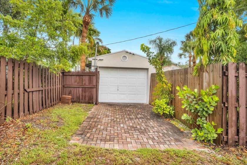 Charming historic CBS home in sought-after Parrot Cove, designed - photo 33