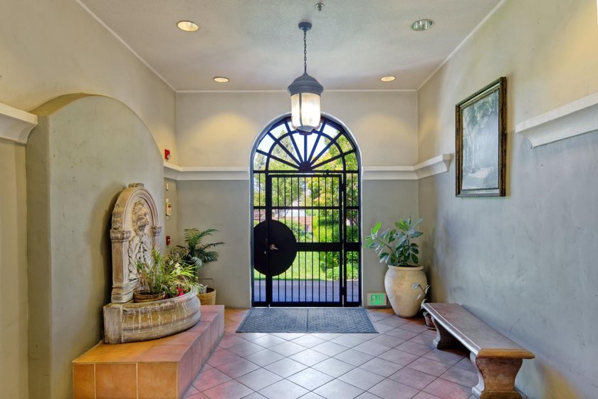Move-In Ready! Immaculate &amp; Inviting. Don't miss one-of-the-best - photo 4