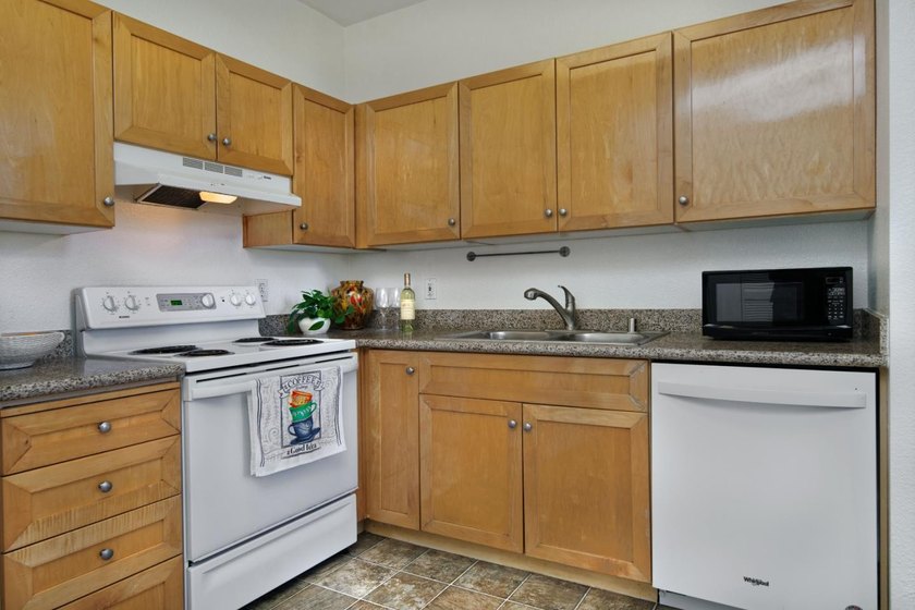 Move-In Ready! Immaculate &amp; Inviting. Don't miss one-of-the-best - photo 7
