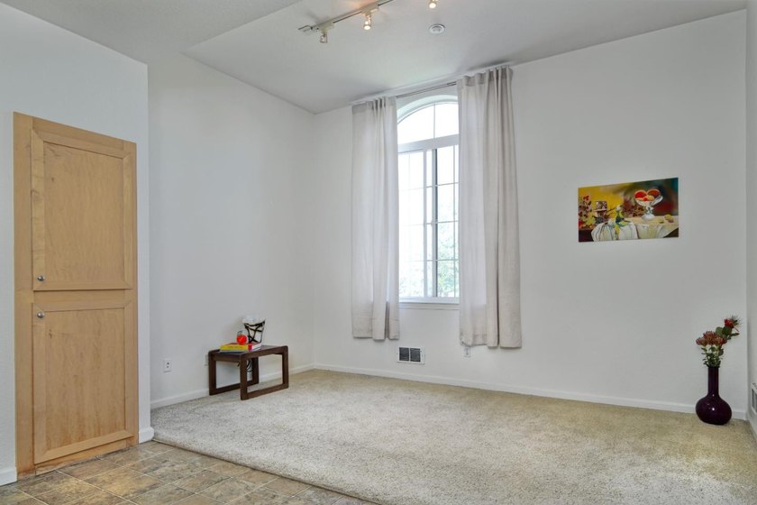 Move-In Ready! Immaculate &amp; Inviting. Don't miss one-of-the-best - photo 8