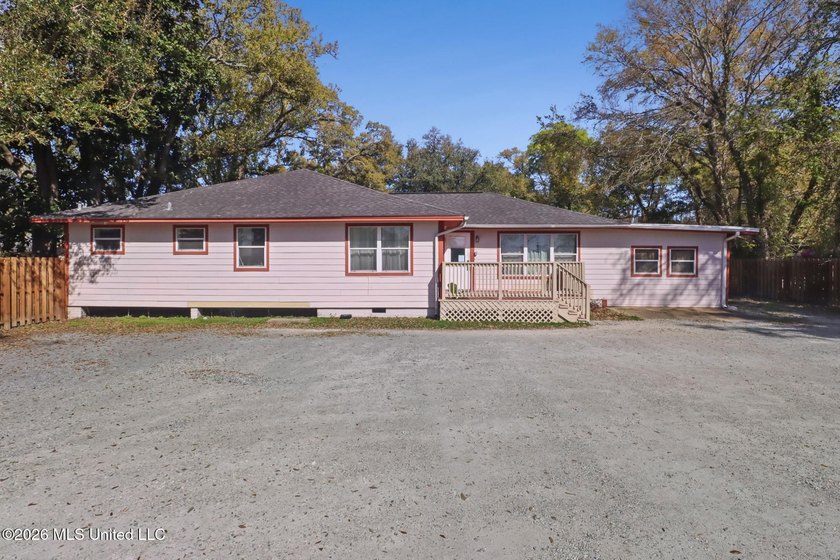 Welcome to this well-maintained approximately 3,000 square foot - photo 2