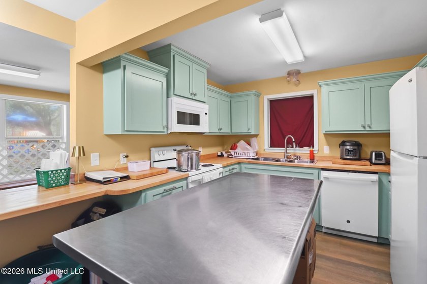 Welcome to this well-maintained approximately 3,000 square foot - photo 10