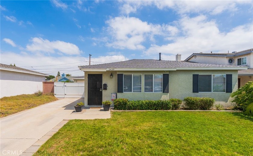 Welcome to this beautifully maintained, turnkey residence in - photo 2
