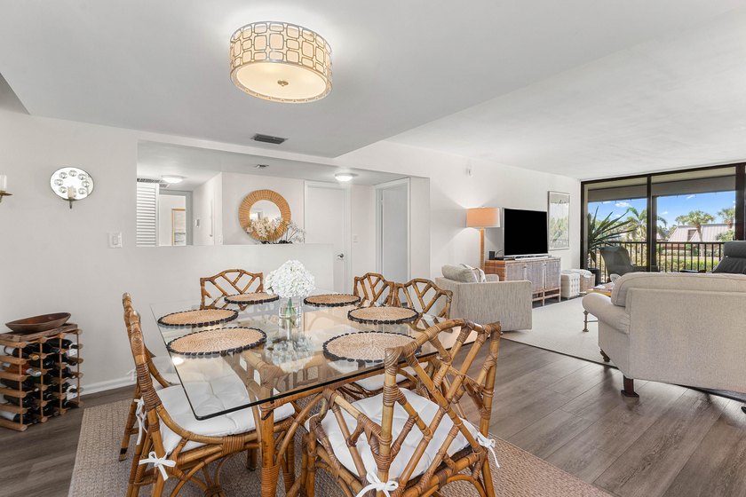 Positioned mere steps from the shoreline, this three-bedroom - photo 7