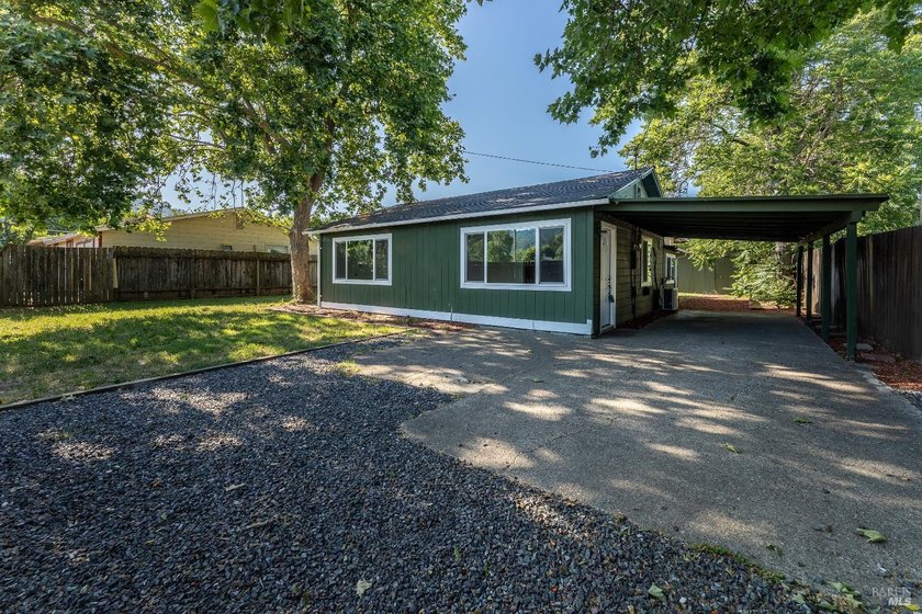 Updated 3 bed, 2 bath home offering approximately 1,400 sq ft on - photo 4