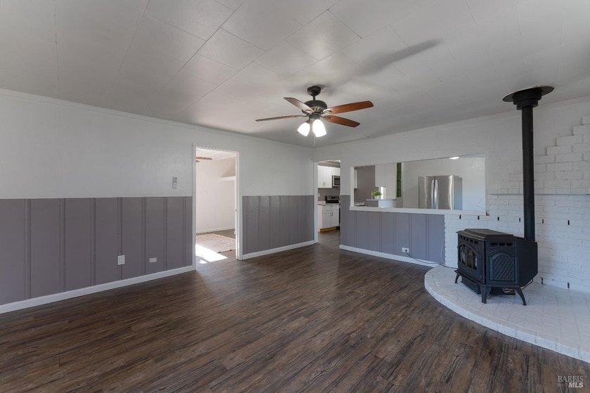 Updated 3 bed, 2 bath home offering approximately 1,400 sq ft on - photo 7