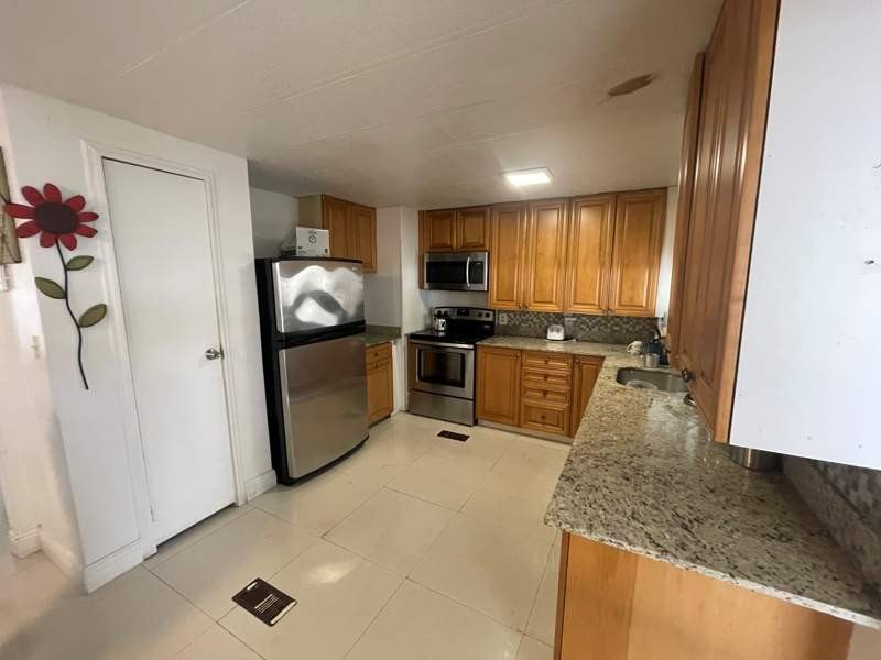 Welcome to this charming 3 bedroom, 2 bathroom manufactured - photo 2