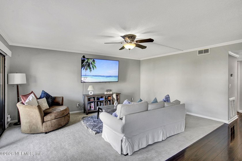 Welcome to easy, elegant living in this beautifully maintained - photo 4