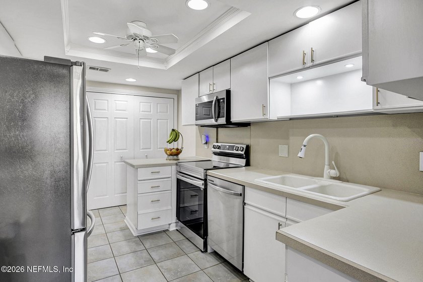 Welcome to easy, elegant living in this beautifully maintained - photo 7