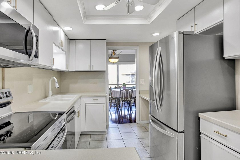 Welcome to easy, elegant living in this beautifully maintained - photo 8