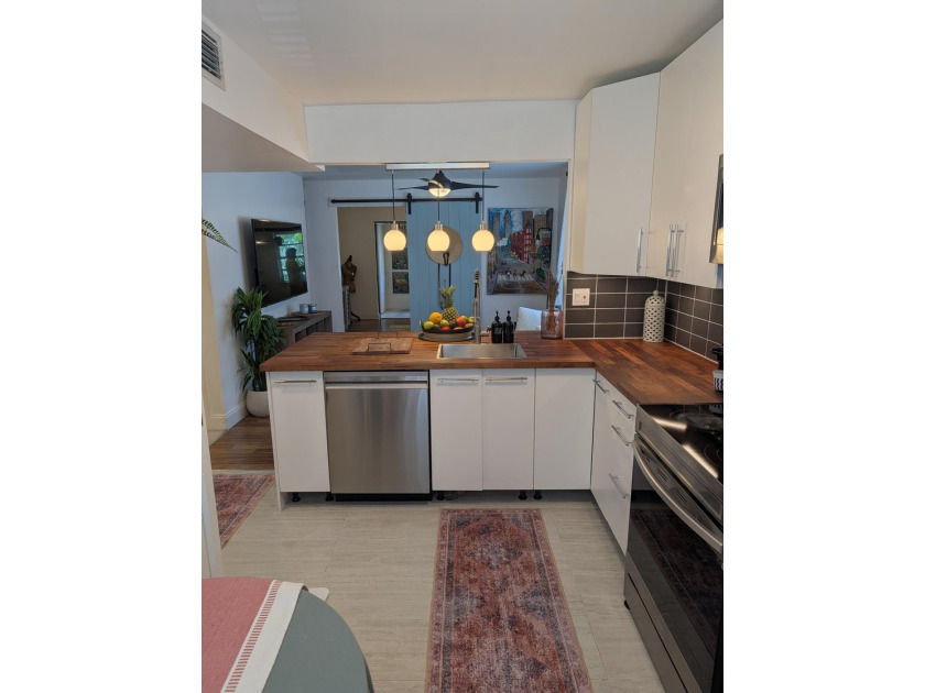 Unique, incomparable 1-bed, 1.5-bath corner unit with flexible - photo 2