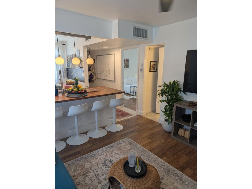 Unique, incomparable 1-bed, 1.5-bath corner unit with flexible - photo 5