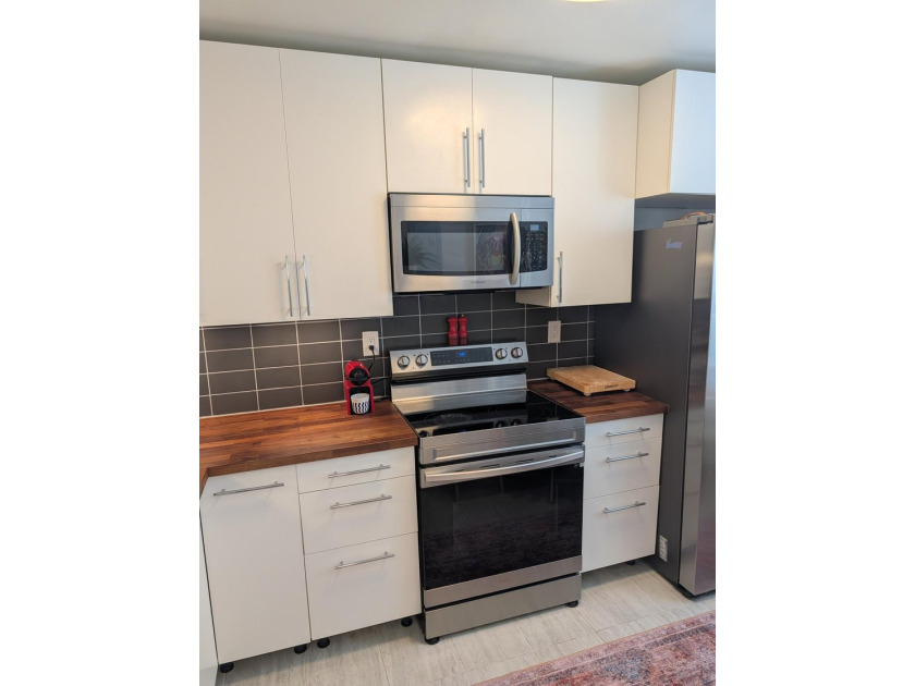Unique, incomparable 1-bed, 1.5-bath corner unit with flexible - photo 6