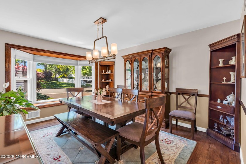 Five-Bedroom Colonial in Sought-After Twin Oaks. This charming - photo 14