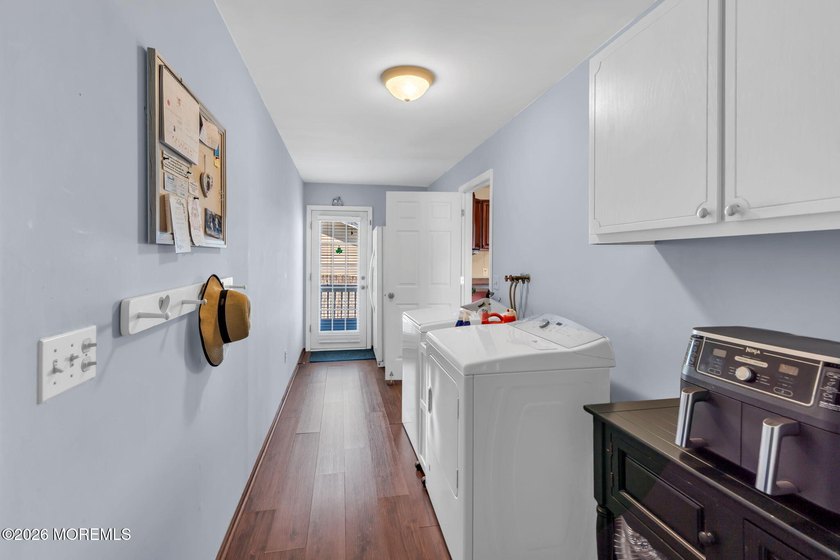 Five-Bedroom Colonial in Sought-After Twin Oaks. This charming - photo 17