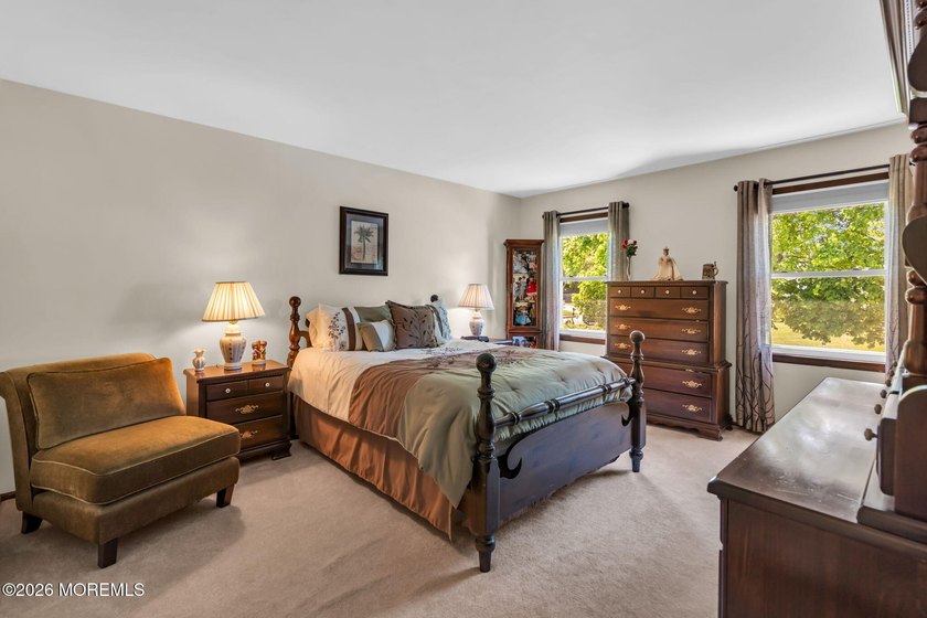 Five-Bedroom Colonial in Sought-After Twin Oaks. This charming - photo 27