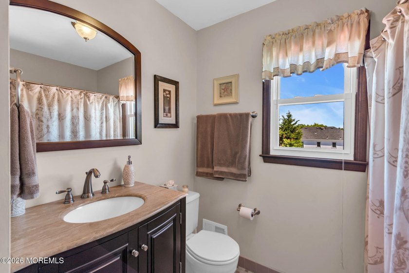 Five-Bedroom Colonial in Sought-After Twin Oaks. This charming - photo 30