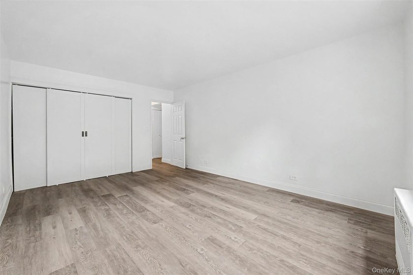 Beautiful fully renovated 1-bedroom, 1-bathroom apartment - photo 11