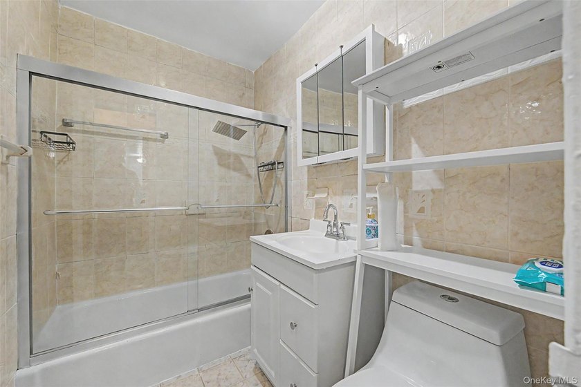 Beautiful fully renovated 1-bedroom, 1-bathroom apartment - photo 13