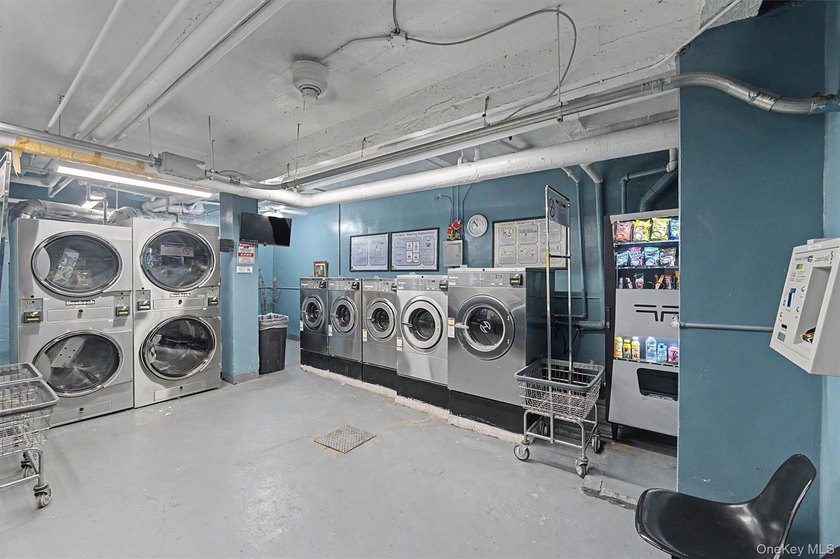Beautiful fully renovated 1-bedroom, 1-bathroom apartment - photo 14