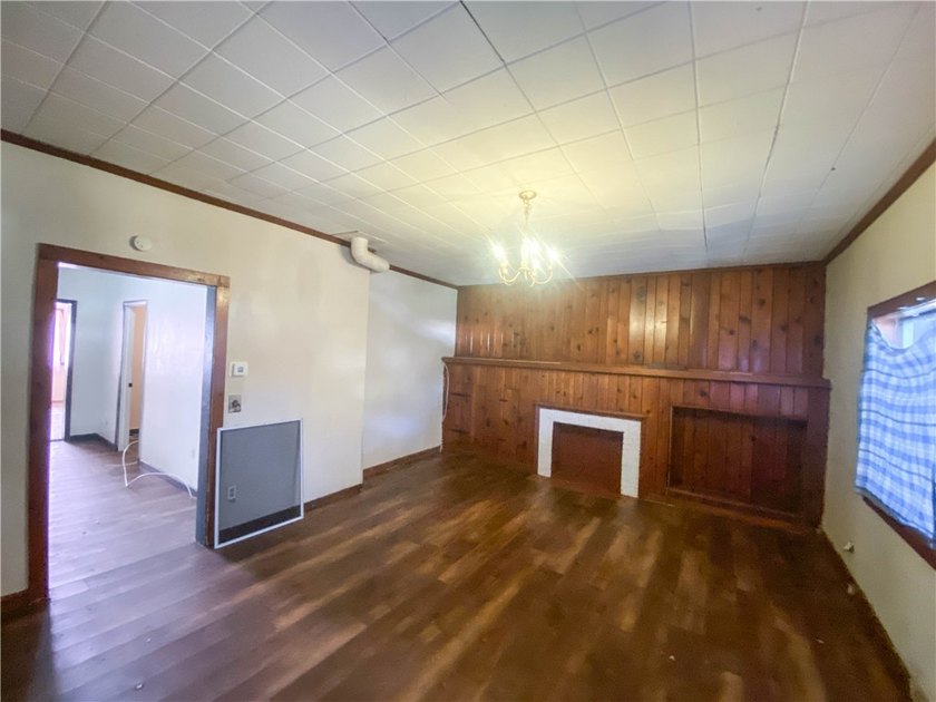 Cute and Cozy 3-bedroom, 1-bath Cape Cod located in the City of - photo 4