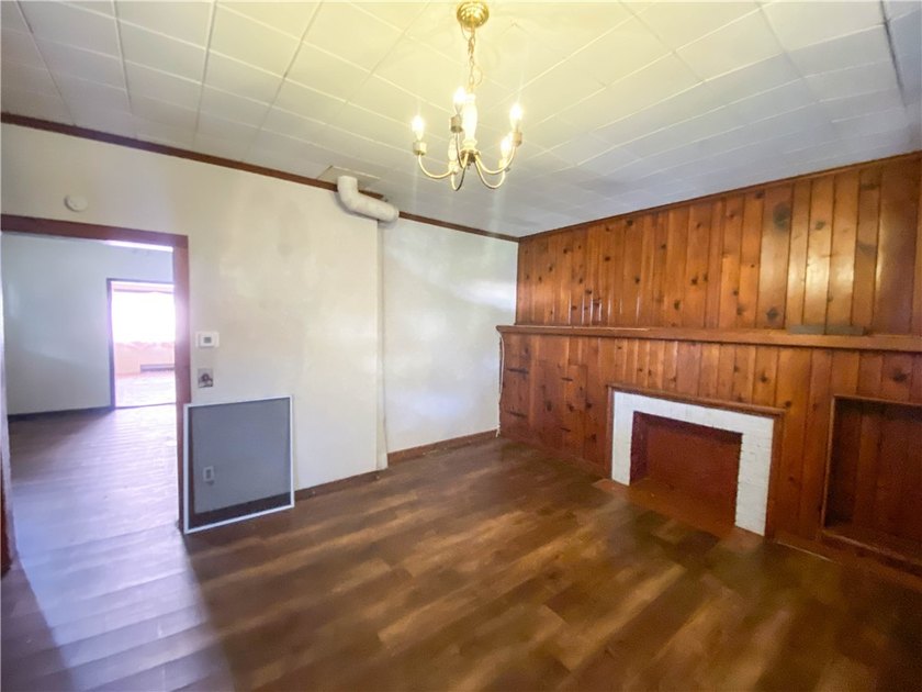 Cute and Cozy 3-bedroom, 1-bath Cape Cod located in the City of - photo 5