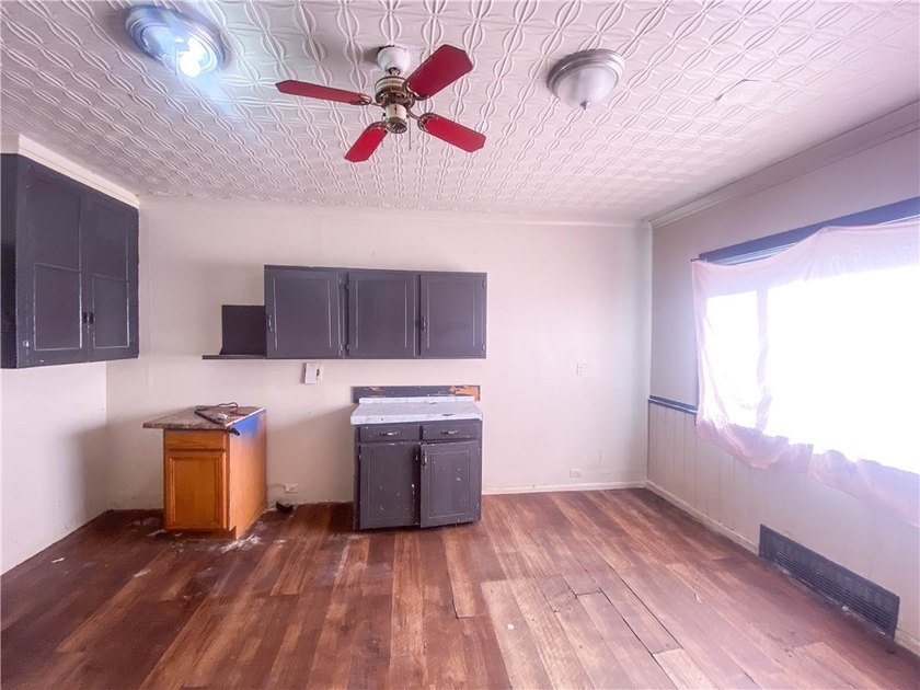 Cute and Cozy 3-bedroom, 1-bath Cape Cod located in the City of - photo 6