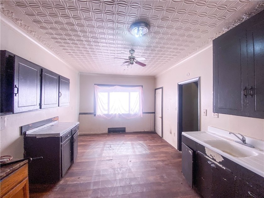 Cute and Cozy 3-bedroom, 1-bath Cape Cod located in the City of - photo 7