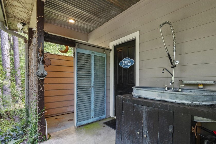This property has LOTS of extras. Located on a quite dead-end - photo 19