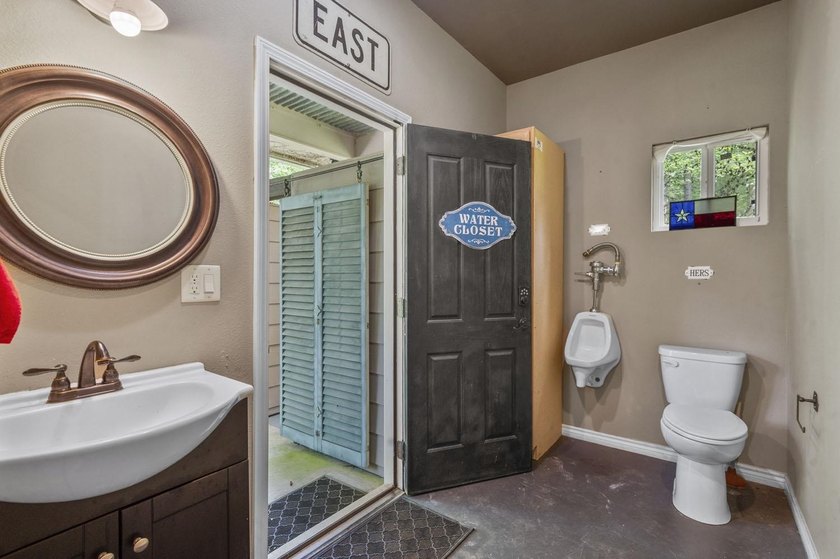 This property has LOTS of extras. Located on a quite dead-end - photo 20