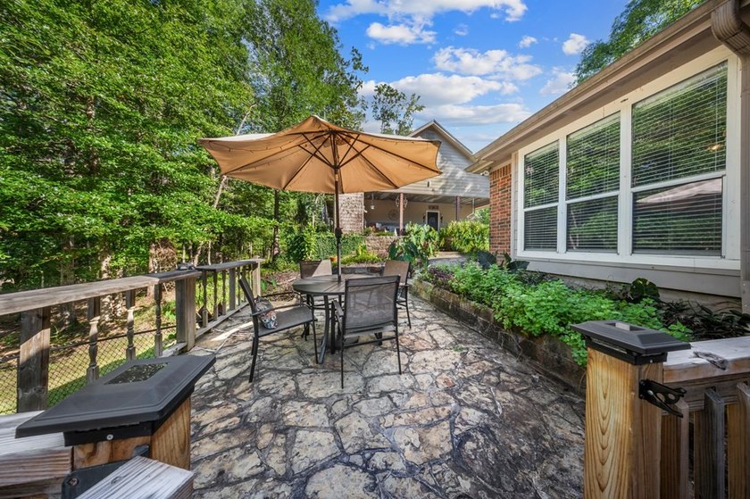 This property has LOTS of extras. Located on a quite dead-end - photo 21