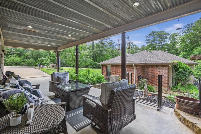 This property has LOTS of extras. Located on a quite dead-end - photo 24