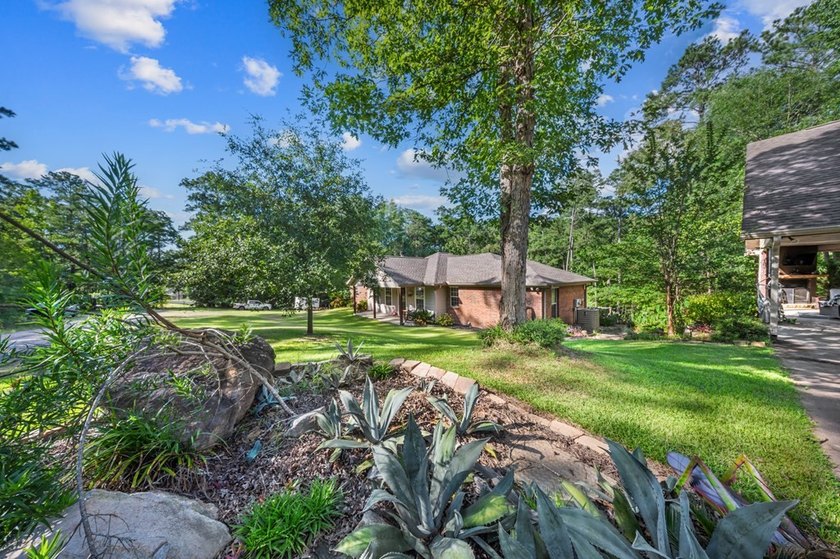 This property has LOTS of extras. Located on a quite dead-end - photo 32