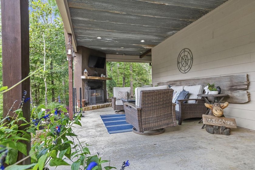 This property has LOTS of extras. Located on a quite dead-end - photo 33